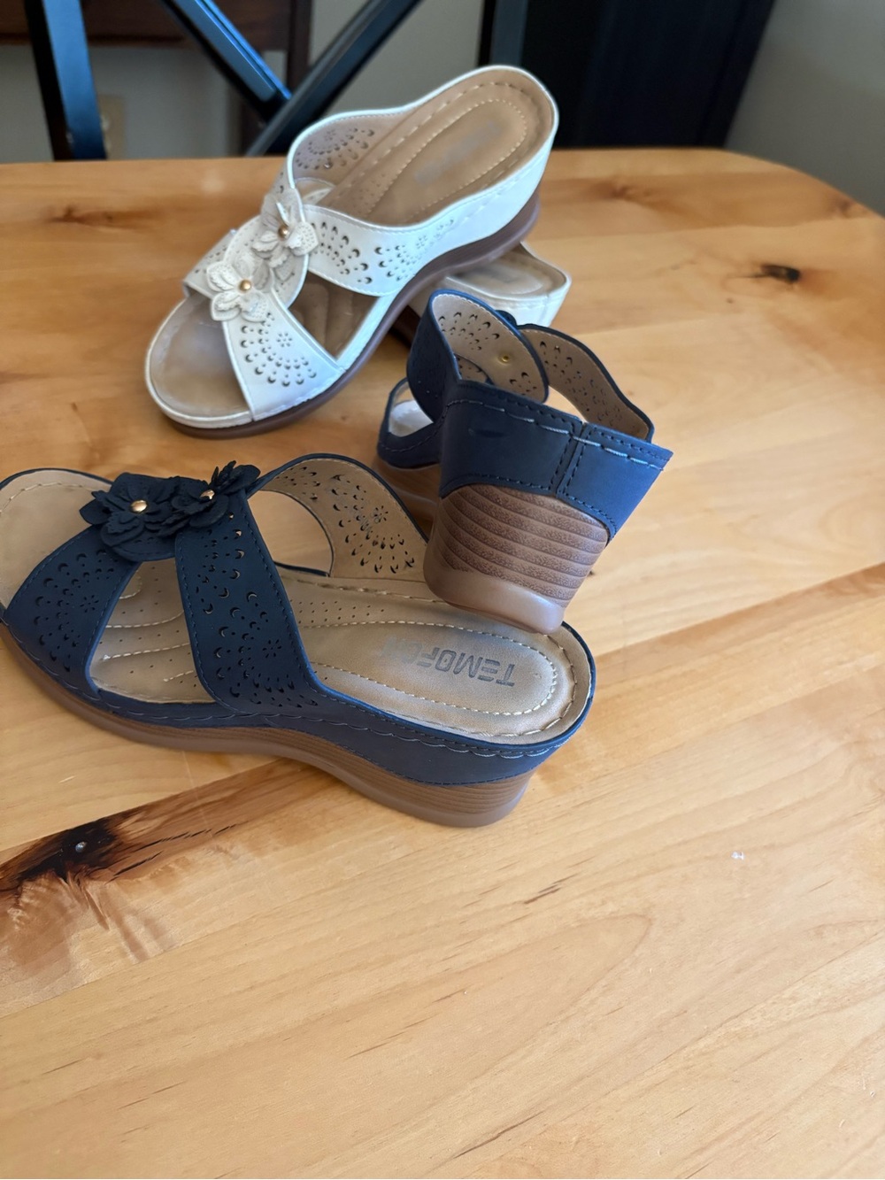 Temofon Women's Floral Slide Sandals — White and Navy - Picture 3 of 7